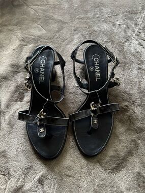 CHANEL Black Patent Leather Chain-Accent T-Strap Sandals
